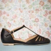 Singapore T-Strap Flats In Zwart-Charlie Stone Hot